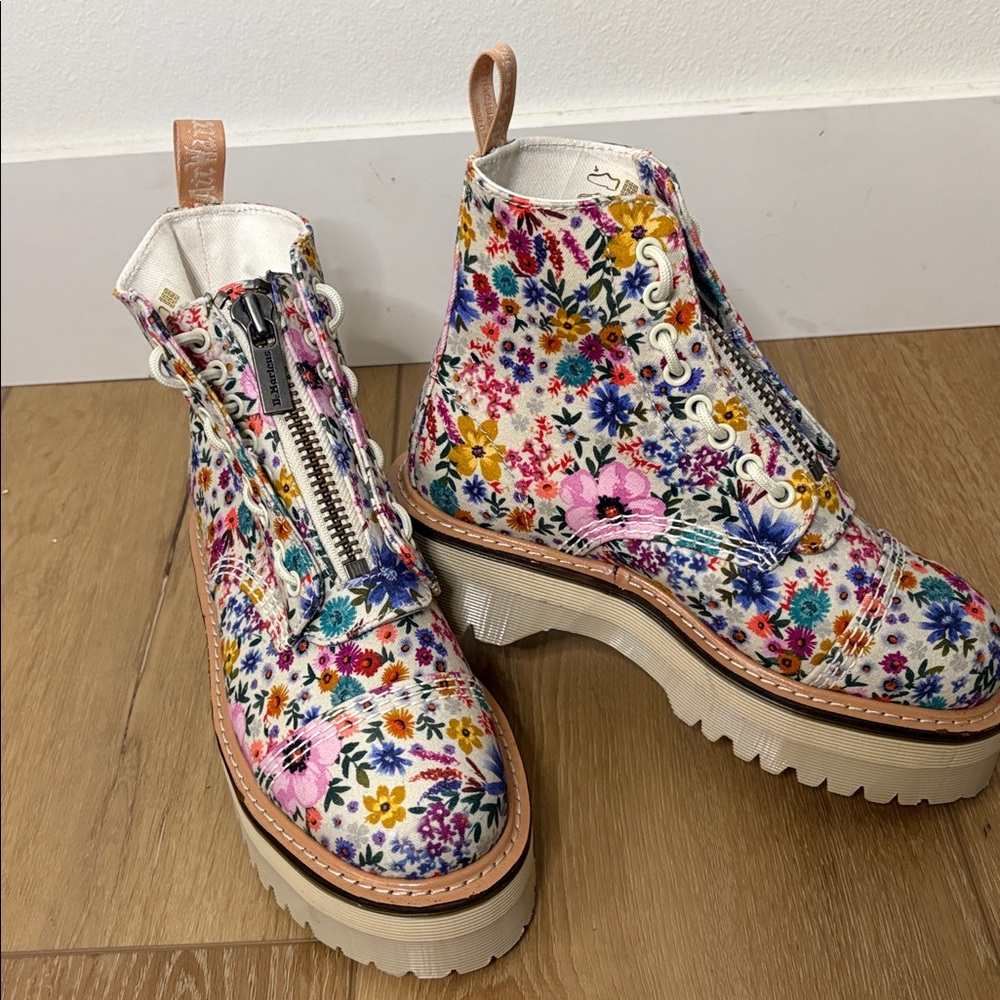 Floral Dr Marten Sinclair Wanderlust Platform Boot size 6 New!